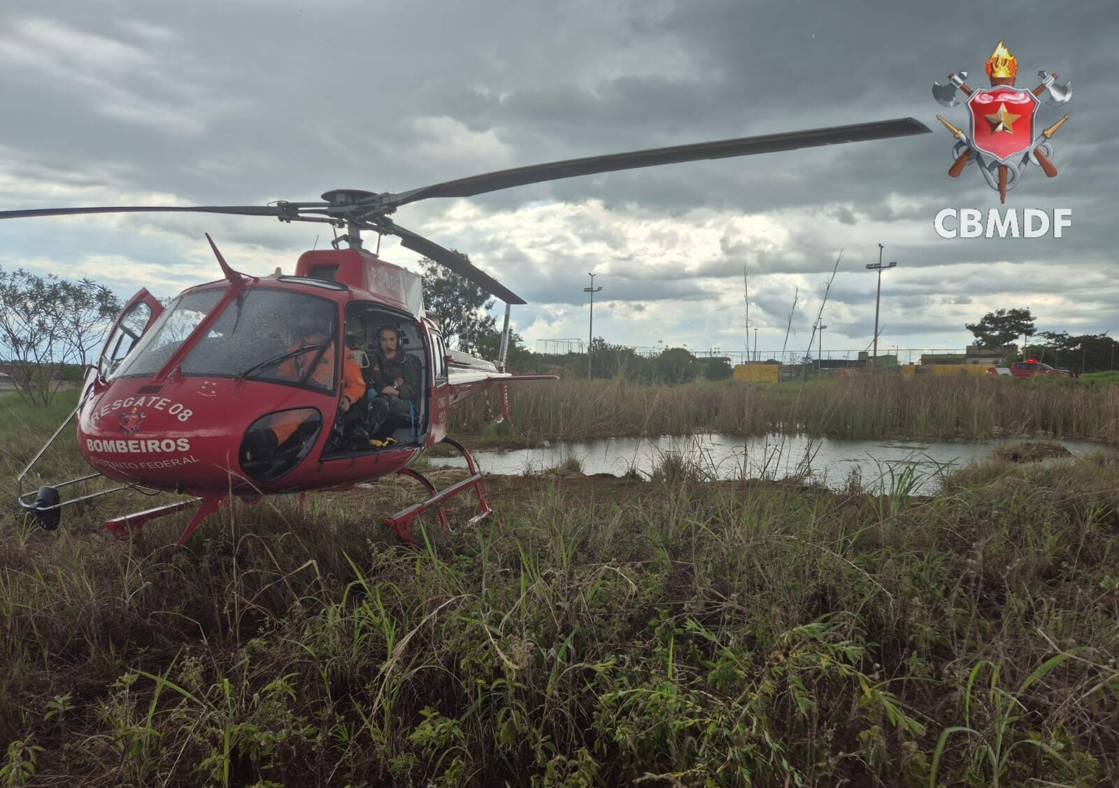 Os bombeiros realizaram manobras de reanimação cardiopulmonar por 35 minutos, mas a vítima não respondeu aos esforços - Foto: Divulgação CBMDF