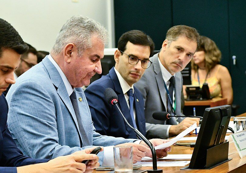 A CMO aprovou nesta sexta-feira o relatório preliminar do senador Angelo Coronel (à esquerda) ao projeto de lei orçamentária