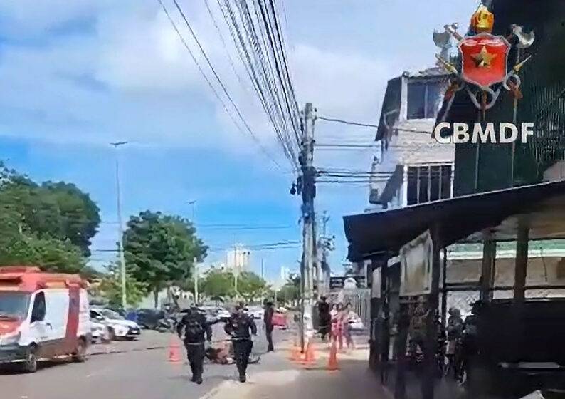 Motociclista foi a óbito após colisão contra caminhão - Foto: Divulgação CBMDF