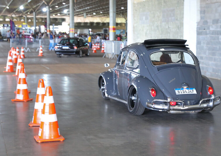 Evento gratuito reúne carros clássicos, esportivos e customizados, além de música ao vivo, espaço kids e gastronomia, encantando famílias e amantes do automobilismo