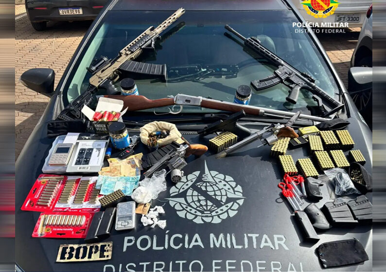 Além das armas, os policiais apreenderam munições de diversos calibres e drogas - Foto: Divulgação PMDF