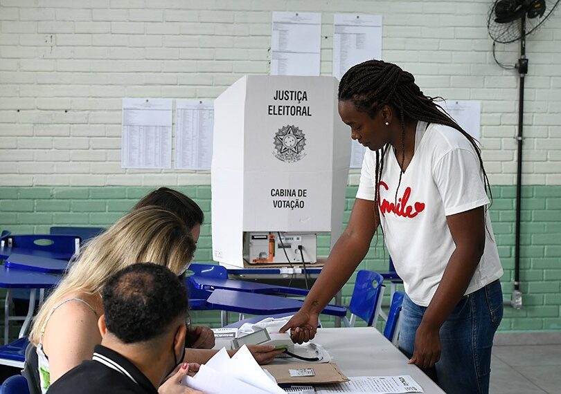 Eleitora e mesários durante o pleito de 2022 - Foto: Edilson Rodrigues/Agência Senado