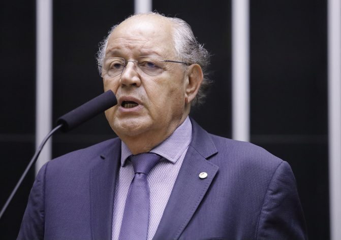 Nesse sistema de governo, o presidente da República divide o poder com um primeiro-ministro; a Câmara dos Deputados analisa o assunto