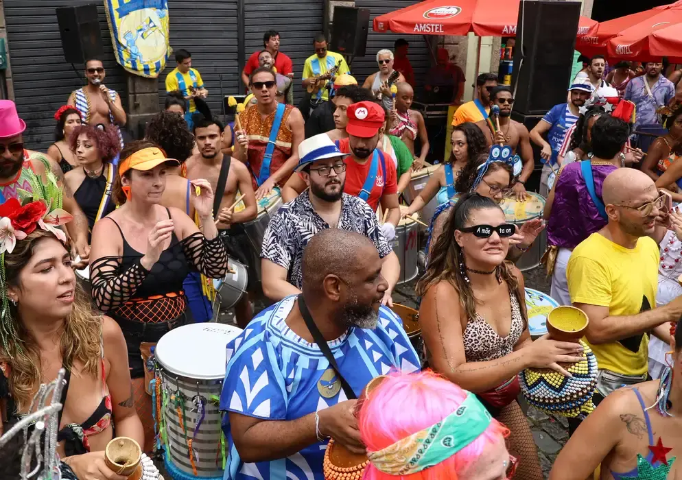 Folião deve ter cuidado ao comprar comidas e bebidas em blocos de rua