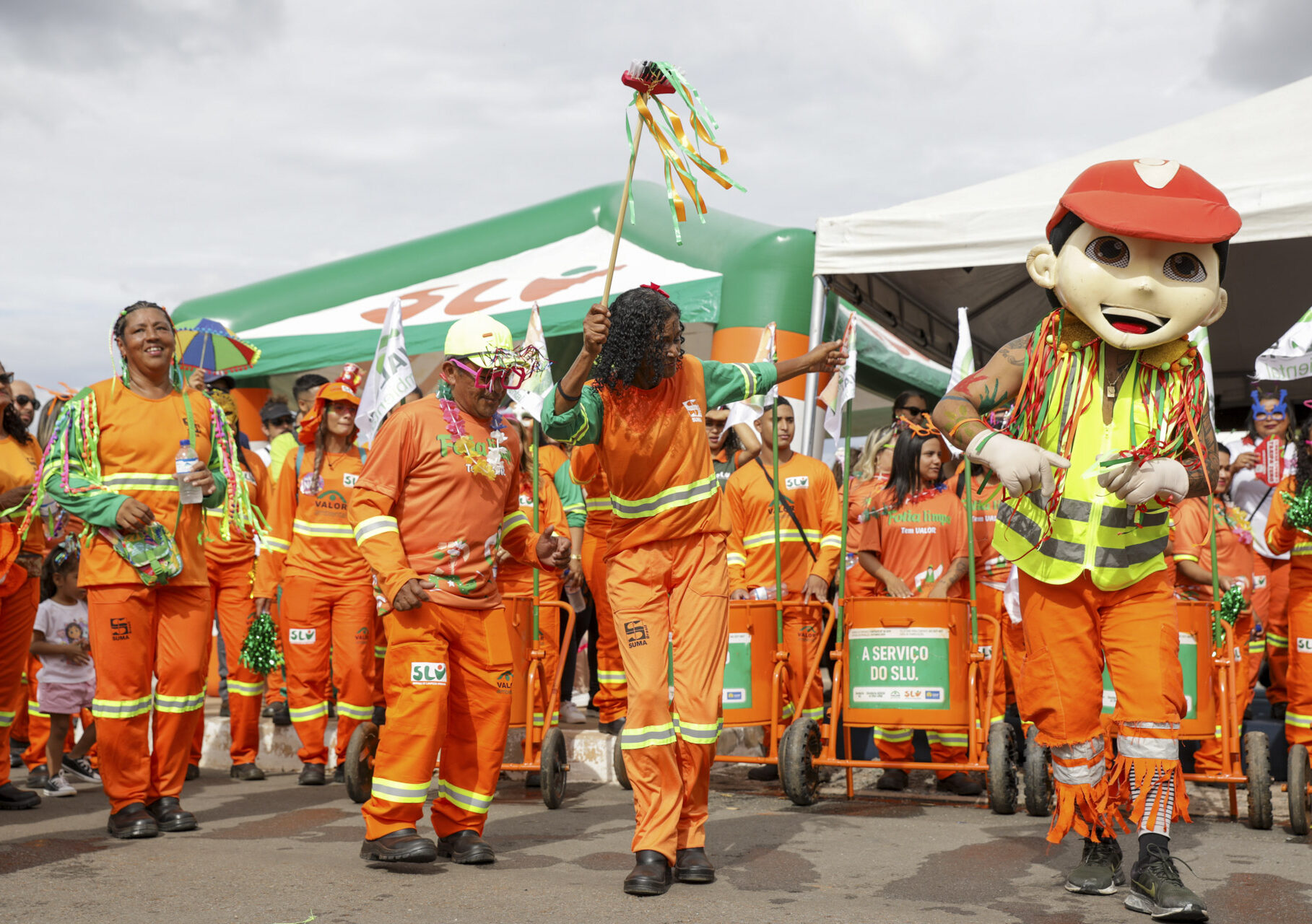 Aproximadamente 60 profissionais do Serviço de Limpeza Urbana (SLU) participaram do tradicional desfile, criado nos anos 1960; campanhas educativas reduziram volume de resíduos produzidos nos últimos carnavais