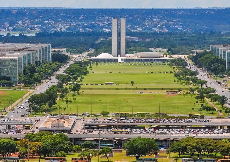 Plataforma já está disponível para download; objetivo é ajudar quem visita a cidade e mostrar pontos além do turismo cívico e arquitetônico, com opções gastronômicas e para quem quer contato com a natureza