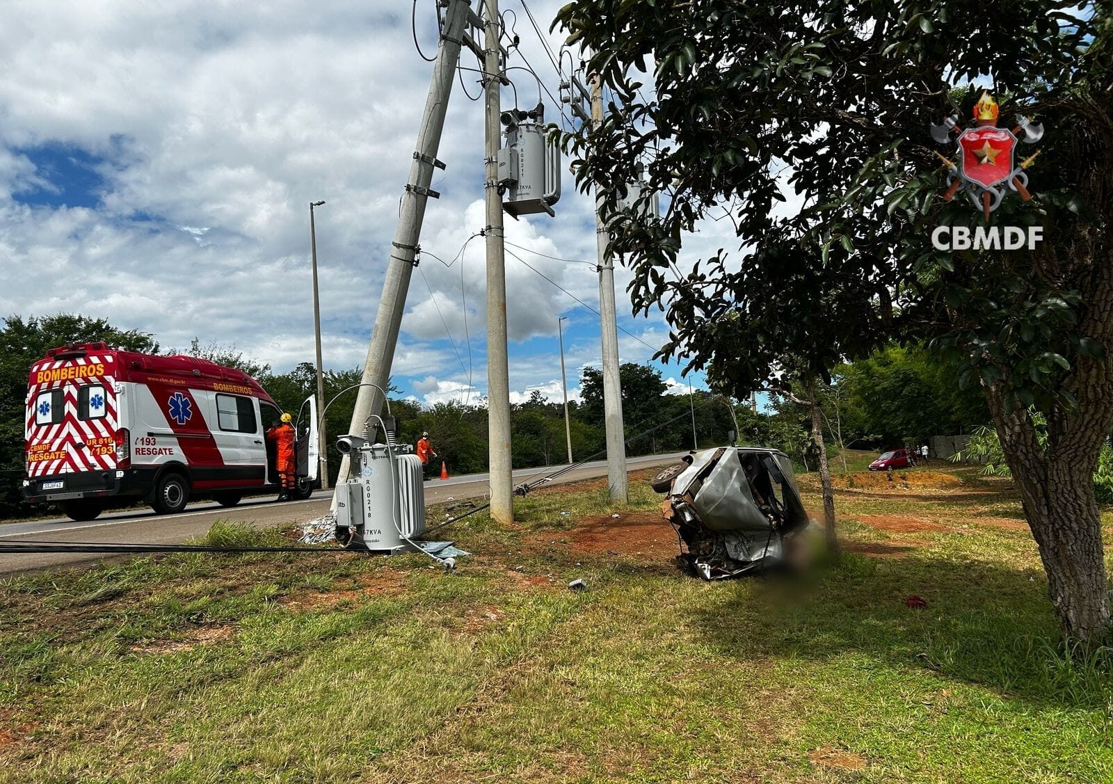 O poste e transformador de energia foram derrubados, e área precisou ser isolada - Foto: Divulgação CBMDF