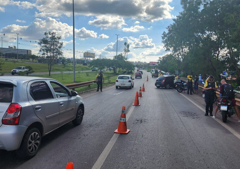 Durante as operações, os agentes flagraram 35 motoristas dirigindo sem habilitação