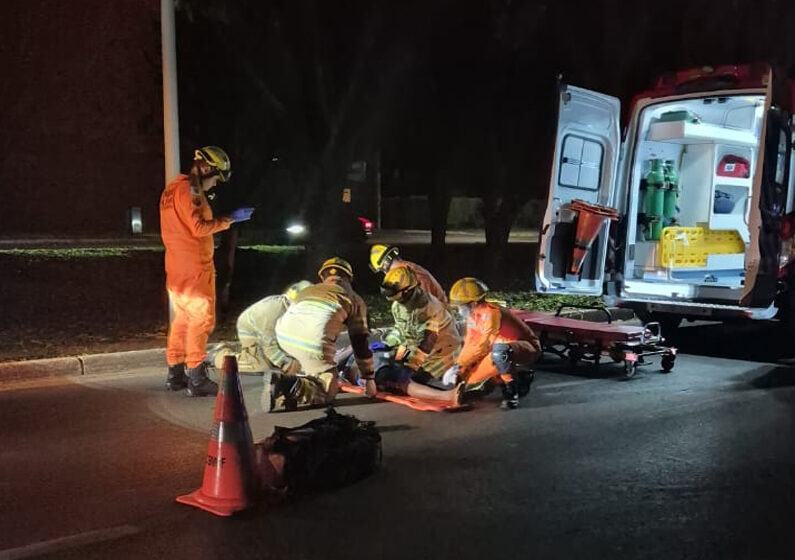 Havia suspeita de traumatismo cranioencefálico (TCE) e trauma raquimedular (TRM) - Foto: CBMDF